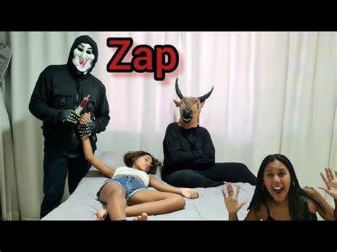 O ZAP E O BOI INVADIU NOSSA CASA PEGOU MINHA PRIMA E TIROU O SANGUE