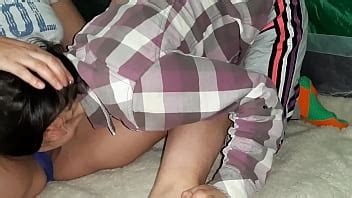 Me hizo cosquillas en el clítoris con la lengua y gemí fuerte hasta que me corrí Lesbian