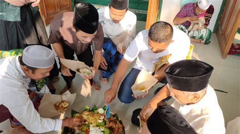 Tradisi Warga Blora Makan Bersama Nasi Ambeng Usai Sholat Idul Fitri