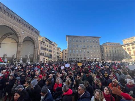 Firenze Oltre 2mila Persone In Piazza Della Signoria Contro La