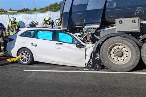 Unfall Auf A93 Bei Hof In Bayern Skoda Kracht In Lastwagen Fahrer