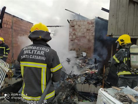 Vídeo casa é destruída pelas chamas em Araquari