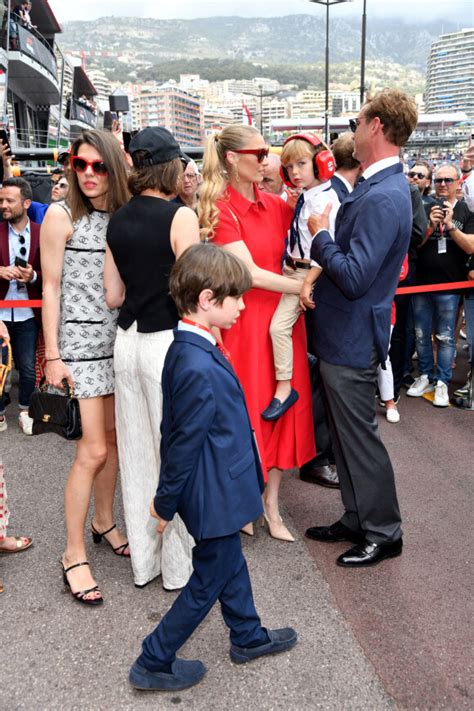 Charlotte Casiraghi Chic En Chanel Main Dans La Main Avec Son Fils