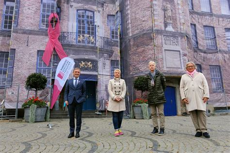 Rosa Schleife Wirbt F R Brustkrebs Fr Herkennung Landeshauptstadt