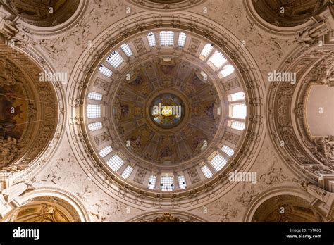 Cupola Ceiling Hi Res Stock Photography And Images Alamy