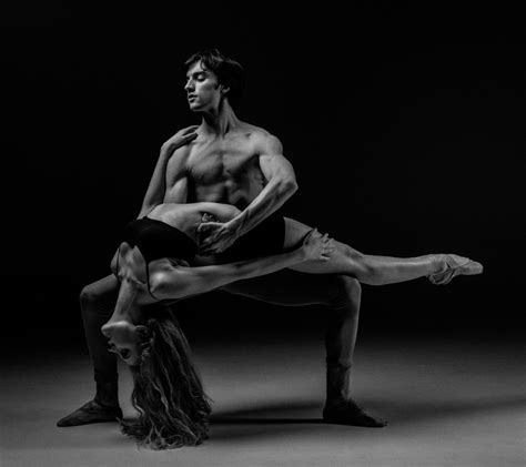 Fotos gratis en blanco y negro sentado monocromo músculo ballet