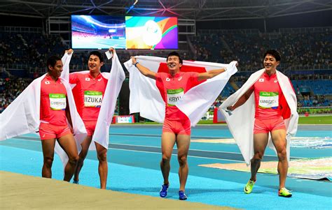 男子400メートルリレーで銀メダルを獲得した（右から）山県亮太、桐生祥秀、飯塚翔太、ケンブリッジ飛鳥＝竹花徹朗（317）－日本が史上最高の銀