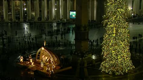 Natale Inaugurati Il Presepe E Lalbero In Piazza San Pietro