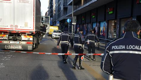 Milano Donna In Bicicletta Investita Da Un Tir A Piazzale Loreto