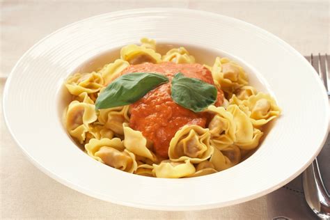 Tortellini con salsa de tomate casera muy fácil de preparar