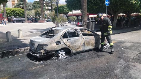 Auto Prende Fuoco Nel Centro Di Roccella Salvo Il Conducente