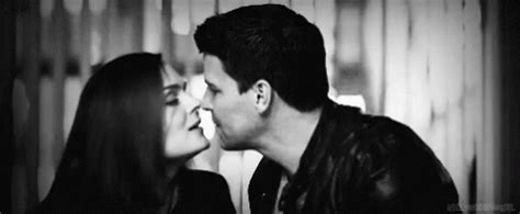 Bones Booth GIF - Bones Booth Kiss - Discover & Share GIFs