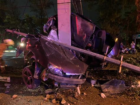 Pemuda Maut Kereta Dipandu Terbabas Rempuh Tiang Lampu Pembahagi Jalan