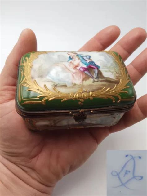 ANCIENNE ET AUTHENTIQUE boîte à pilules en porcelaine de Sèvres peinte