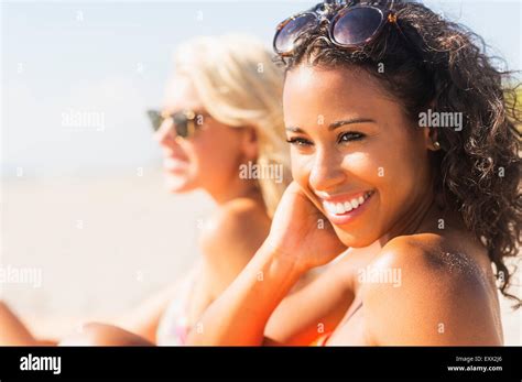 Femmina In Bikini Sulla Spiaggia Immagini E Fotografie Stock Ad Alta Risoluzione Alamy