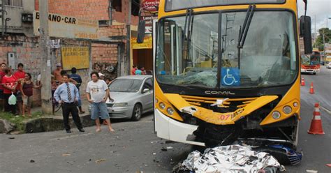 G1 Motociclista tenta desviar de pedestre e morre ao bater em ônibus