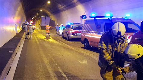 Schwerer Verkehrsunfall Im Strenger Tunnel Feuerwehr Landeck