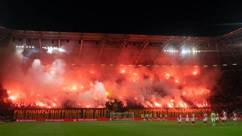 Pyro Aktion Der Fans DFB Verurteilt Dynamo Dresden Zu 90 000 Euro