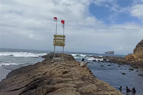 Inilah Legenda Pantai Watu Ulo Yang Dijadikan Tempat Ritual Warga