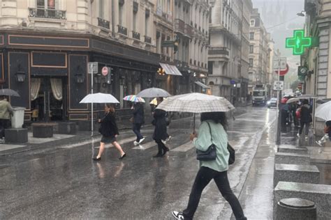 Pluies diluviennes à Lyon la situation s aggrave le Rhône bascule en