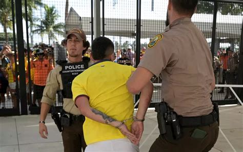 Argentina Torcedores de Argentina e Colômbia tentam invadir estádio da