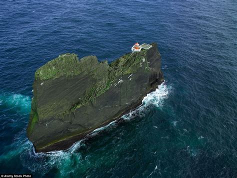 Lighthouse Iceland. : r/pics