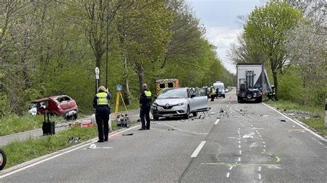 Horror Crash In Kerpen Zwei Tote Nach Schwerem Unfall Auf Landstra E