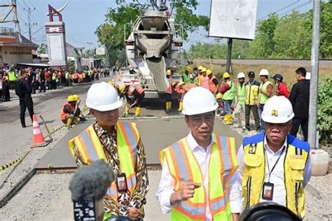 Tinjau Perbaikan Jalan Solo Purwodadi Bareng Ganjar Pranowo Jokowi