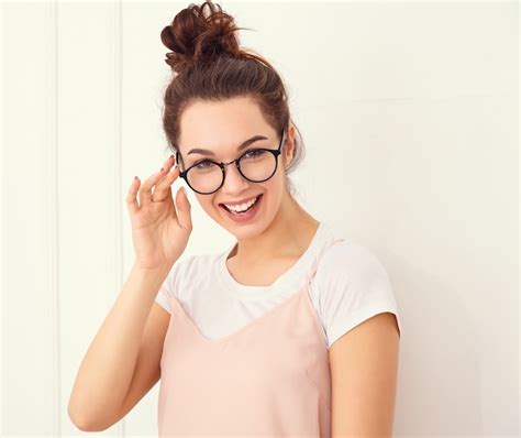 Portrait De Jeune Fille Brune Belle Modèle De Fille Avec Du Maquillage