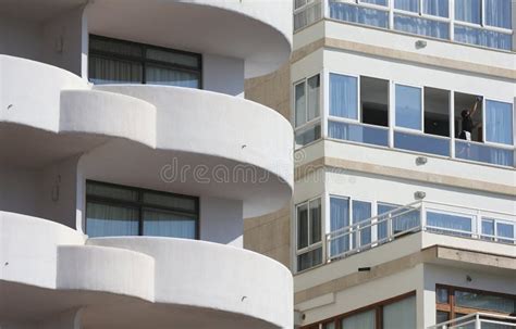 Ventana De La Limpieza De La Camarera En Una Fachada Del Hotel En