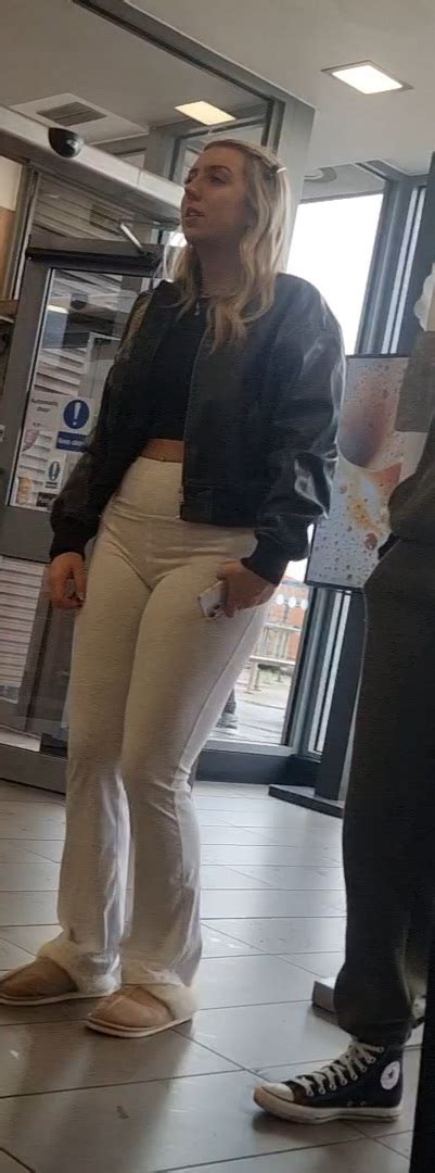 Blonde In Grey Joggers Spandex Leggings Yoga Pants Forum