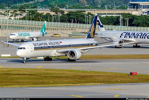 9V SCS Singapore Airlines Boeing 787 10 Dreamliner Photo By Lukas Koo