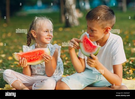 Pour Les Enfants Adorables Le Garçon Et La Fille Mangeant De La