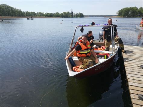 Akcja ratownicza na jeziorze Lubie Trzy osoby znalazły się w wodzie