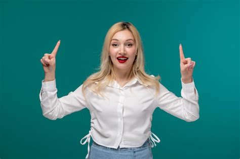 Jolie Fille Jeune Jolie Fille Blonde Dans Une Chemise Blanche Super