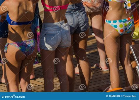 Mujeres En El Baile Del Bikini Foto De Archivo Imagen De Magia Belleza