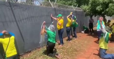 Vídeo Do Dia Muro Dos Quartéis Vira Muro Das Lamentações Para