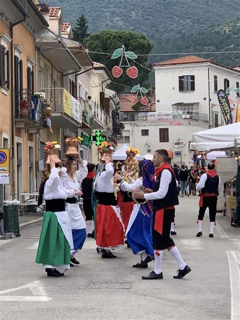 Turisti Raccontano Sagra Delle Ciliegie A Raiano Con Canti Balli