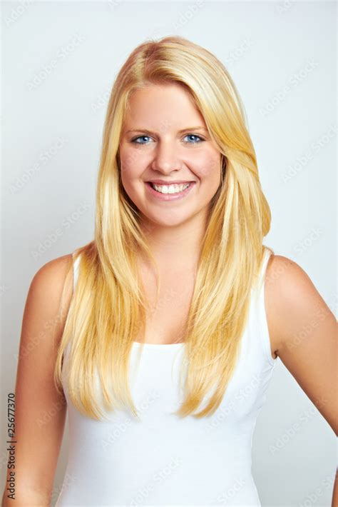 schöne glückliche junge blonde frau Stock Foto Adobe Stock