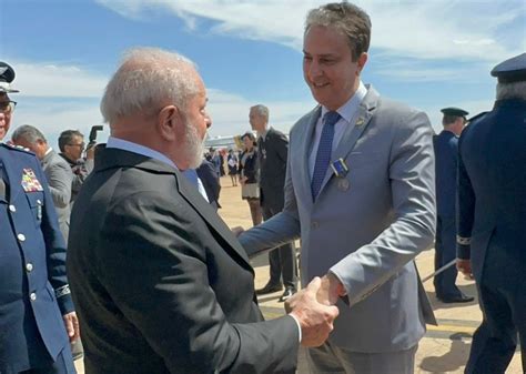 Camilo Santana recebe medalha Mérito Santos Dumont Ministério da Educação