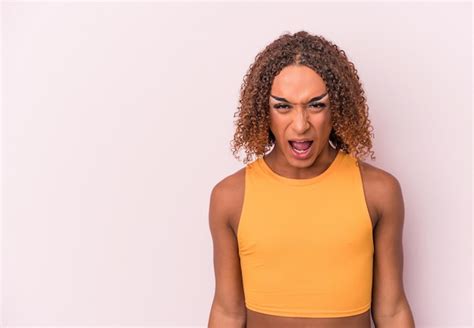 Joven Mujer Transexual Latina Aislada Sobre Fondo Rosa Gritando Muy Enojado Concepto De Rabia