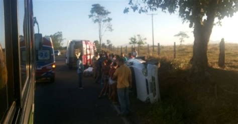 G1 Carro capota e criança é lançada do veículo em rodovia de Aracruz