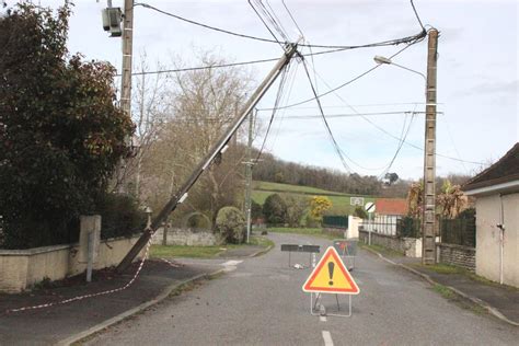 Mont Arance Gouze Lendresse le poteau téléphonique tenu par les fils