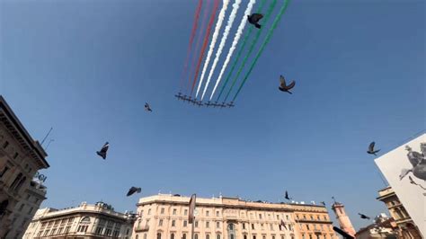 Le Frecce Tricolori Sorvolano Piazza Duomo A Milano