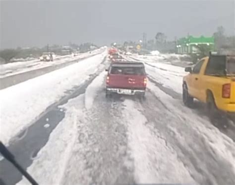 Fuerte Granizada Cubre De Blanco La Carretera De Cadereyta Que Va A La