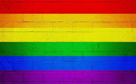 Bandera Gay Pintada En Una Pared Foto Premium