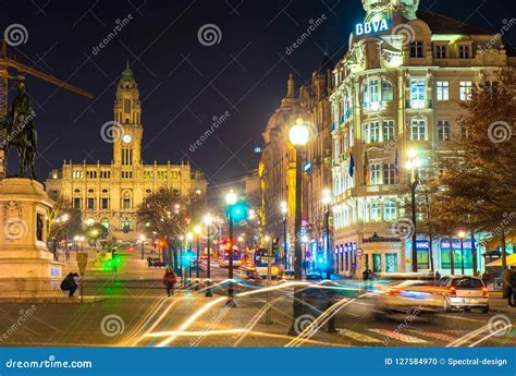 Vida Nocturna Ocupada En Las Calles Del Centro De La Ciudad En Oporto