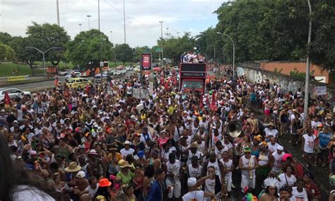 VÍDEO Centenas de milhares de foliões curtem Bloco do Show do Antônio