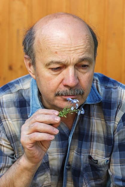 Homme âgé Avec Un Bouquet D oubli La Tristesse Du Passé Tristes