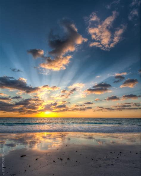 Harbour Island Beach Sunrise | Sunrise beach, Pink sand beach, Island beach